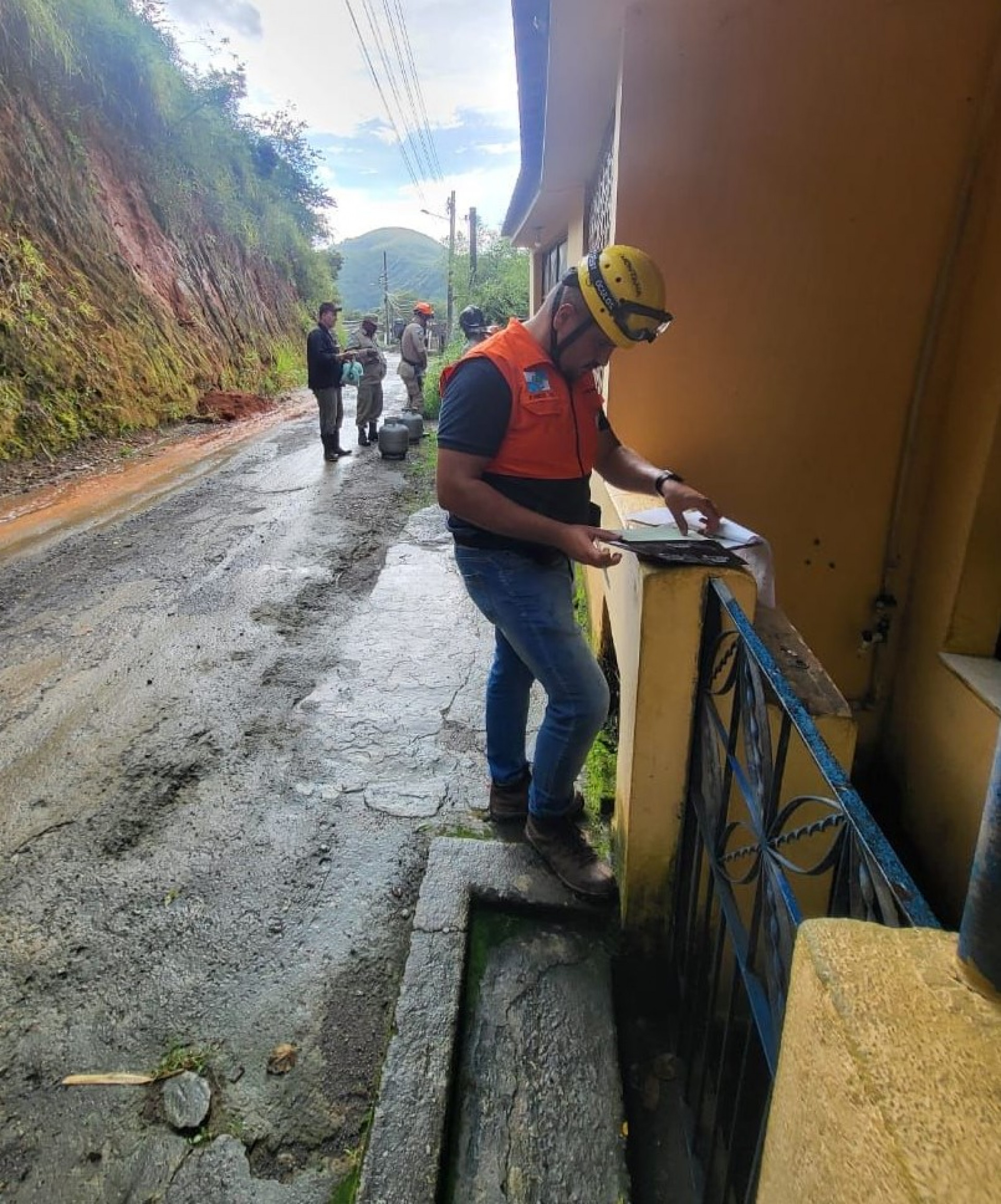 Equipes de diversas secretarias estão trabalhando para minimizar estragos ocasionados pela tempestade