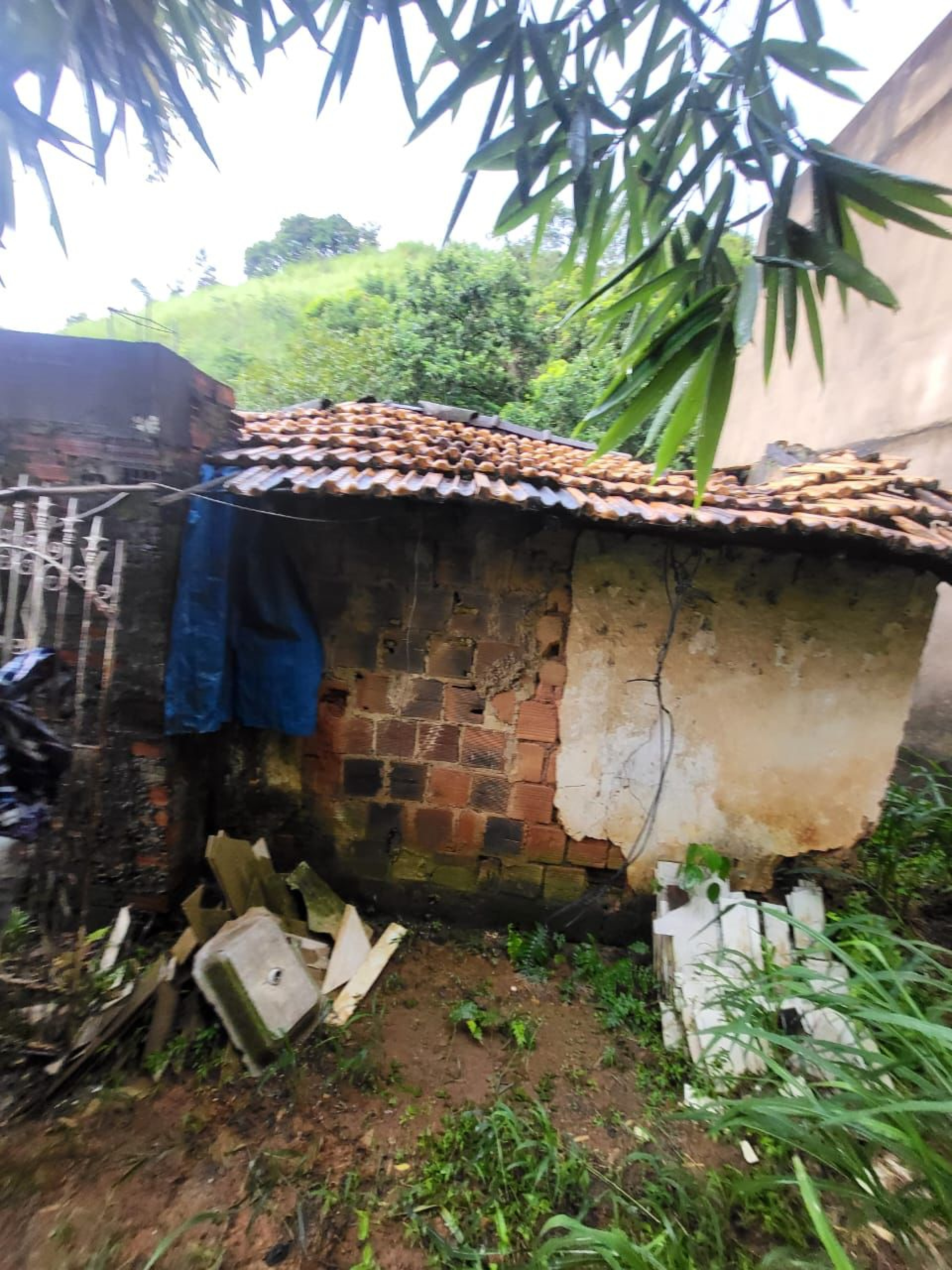Imóvel desabou no bairro Siderlândia, mas morador saiu ileso e foi abrigado na casa do filho