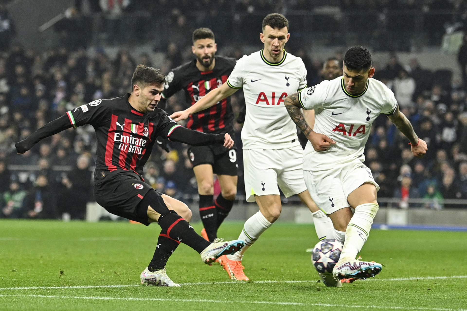 O Milan eliminou o Tottenham da Liga dos Campeões - FOTO: JUSTIN TALLIS / AFP