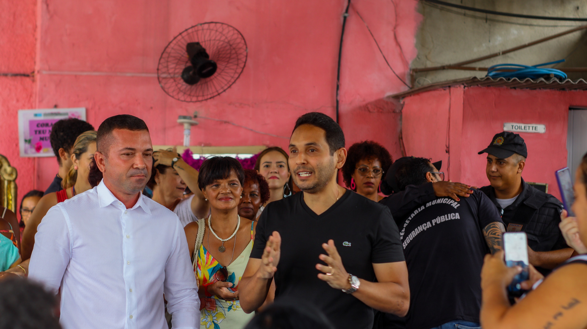 O prefeito Abra&atilde;zinho, ao lado do deputado estadual Rafael Nobre (camisa branca), destacou o marco importante na luta pela igualdade de direitos entre homens e mulheres no Dia Internacional da Mulher - Divulga&ccedil;&atilde;o / PMN
