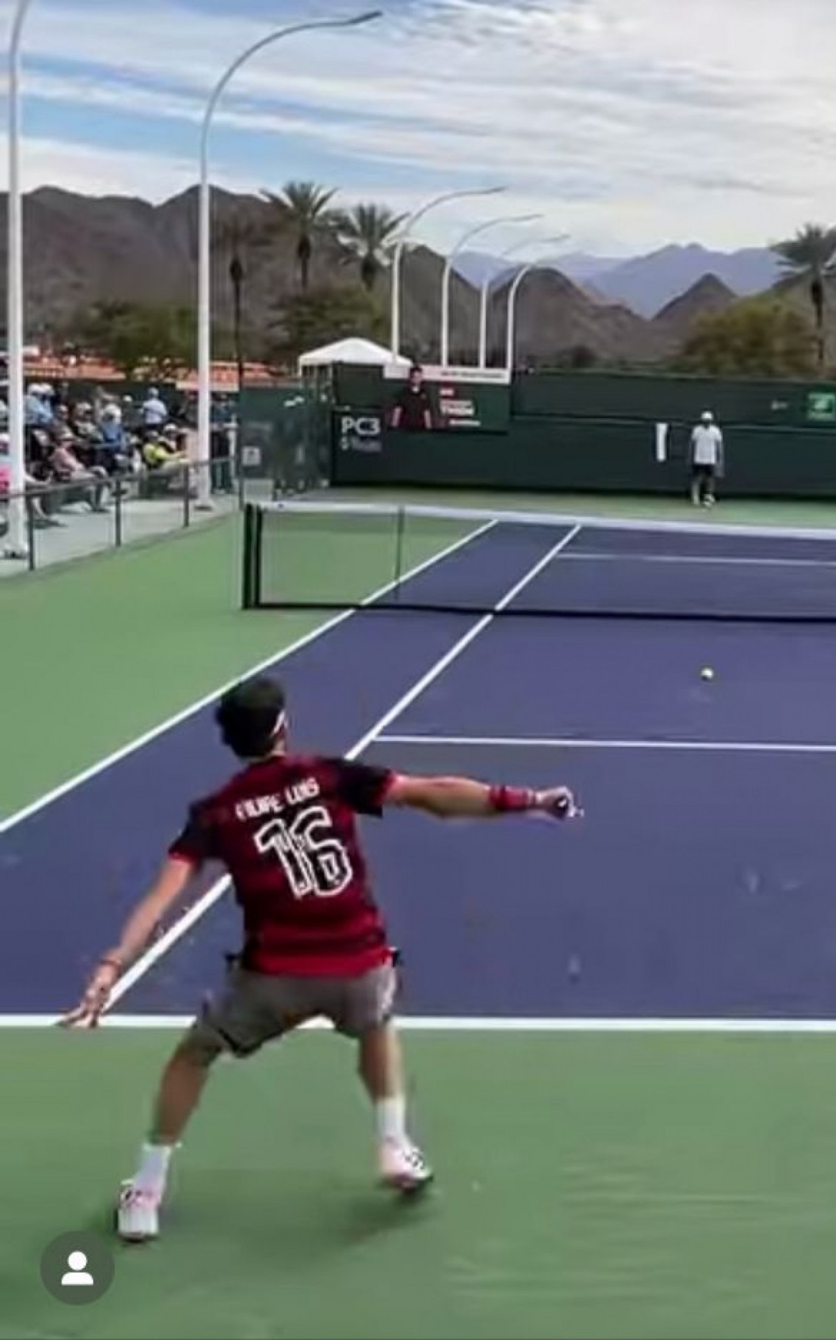 Tenista austríaco treina para o Masters 1000 de Indian Wells com camisa do Flamengo de Filipe Luís