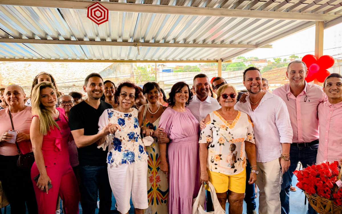 O prefeito Abra&atilde;ozinho (camisa preta), ao lado da vice Fl&aacute;via Duarte, da superintendente dos Direitos da Mulher, Nilc&eacute;a Clara Cardoso, com autoridades e usu&aacute;rios da Casa da Mulher Nilopolitana