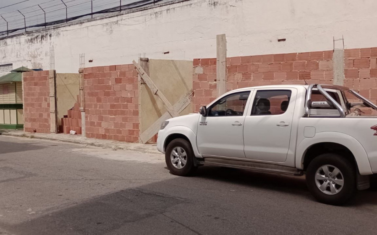 Constru&ccedil;&otilde;es est&atilde;o sendo erguidas em cima da cal&ccedil;ada em ruas de S&atilde;o Crist&oacute;v&atilde;o