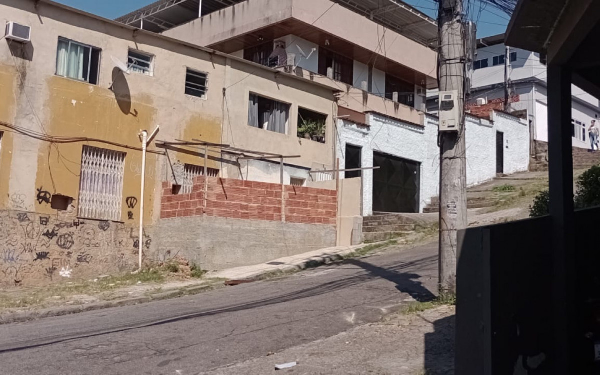 Constru&ccedil;&otilde;es est&atilde;o sendo erguidas em cima da cal&ccedil;ada em ruas de S&atilde;o Crist&oacute;v&atilde;o