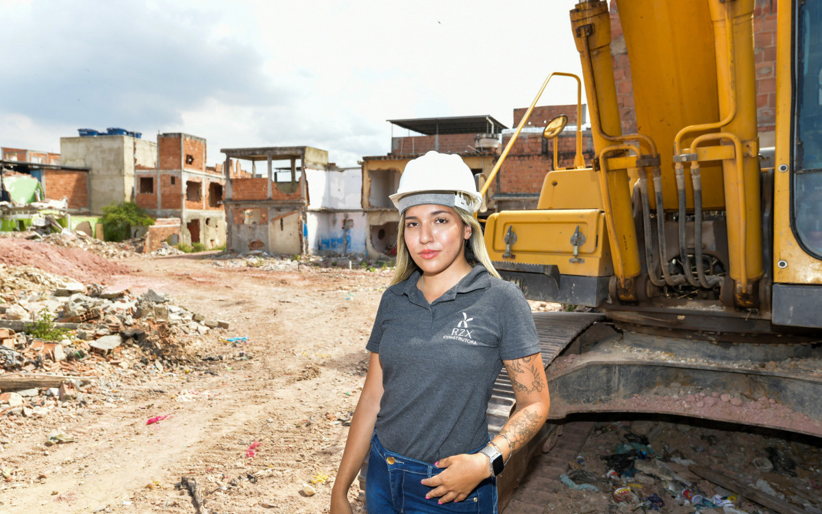 A engenheira civil Isis Sousa da Silva, de 24 anos, &eacute; a &uacute;nica mulher na supervis&atilde;o de um dos maiores empreendimentos habitacionais do Governo do Estado do Rio de Janeiro na Baixada Fluminense