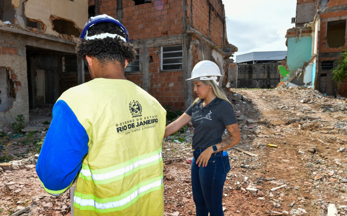 A engenheira civil Isis Sousa da Silva, de 24 anos, &eacute; a &uacute;nica mulher na supervis&atilde;o de um dos maiores empreendimentos habitacionais do Governo do Estado do Rio de Janeiro na Baixada Fluminense