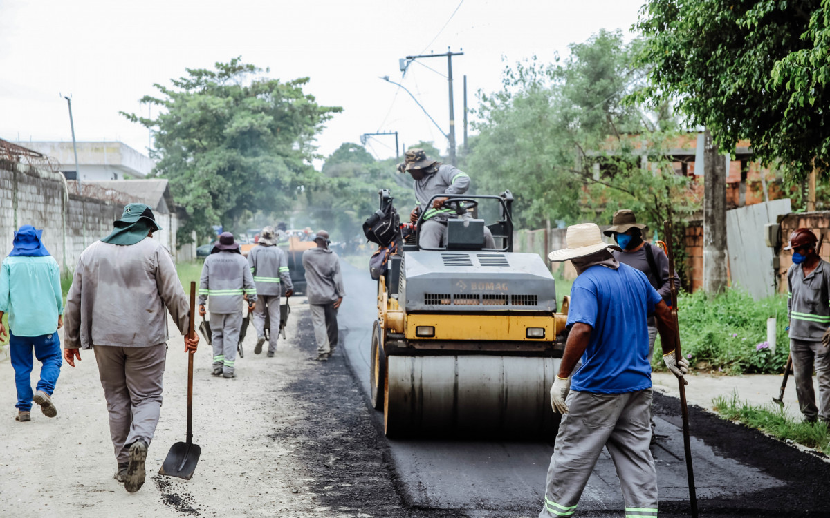 Obra de asfalto no bairro da Barbuda, em Mag&eacute;