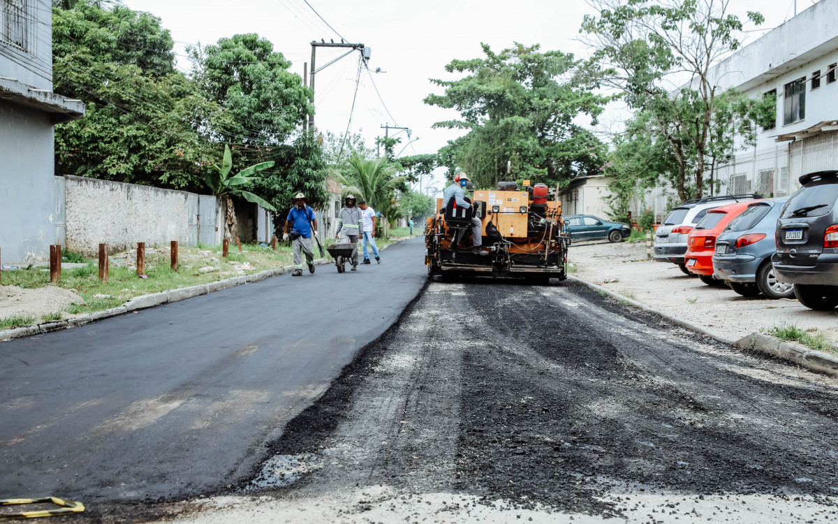Obra de asfalto no bairro da Barbuda, em Mag&eacute; - R&ocirc;mulo Barbosa/Divulga&ccedil;&atilde;o