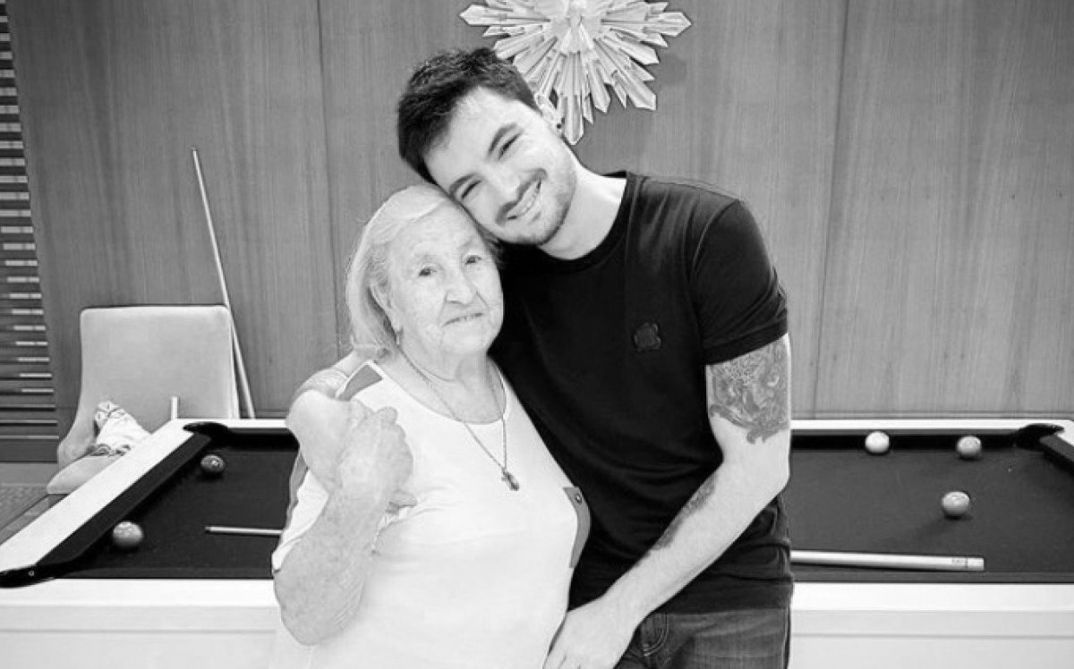 Felipe Neto lamenta a morte da av&oacute;, Maria