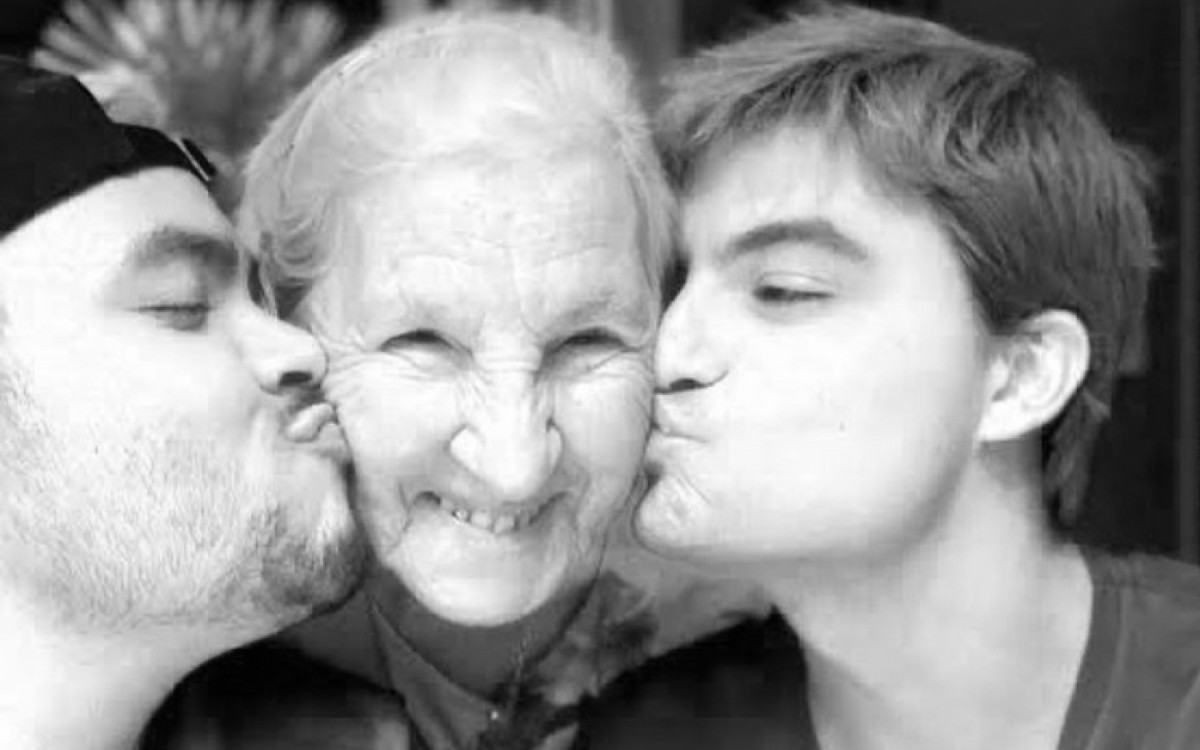 "Naquela noite, vov&oacute; dormiu... e n&atilde;o acordou mais. Em sua pr&oacute;pria cama, cercada de amor, pois foi apenas isto que ela plantou em 96 anos de vida: amor. E muita vida"