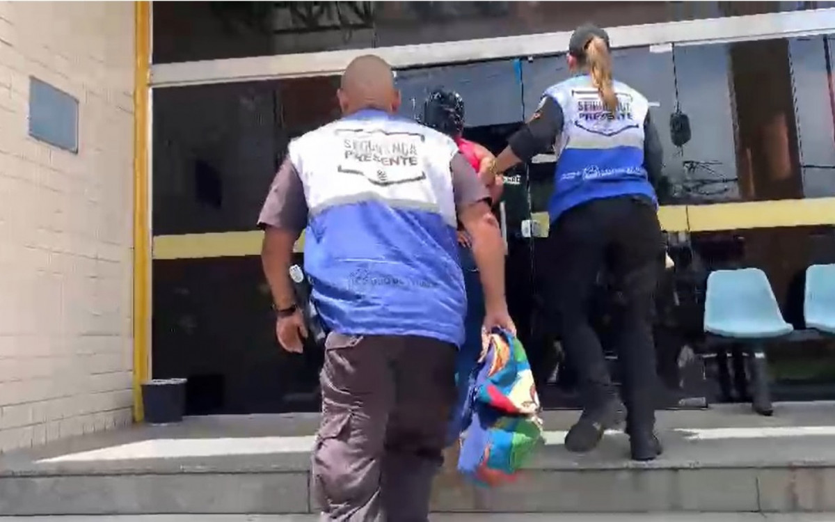 A mulher presa pelos agentes do Seguran&ccedil;a Presente de Nil&oacute;polis foi conduzida para a 57&ordf; DP