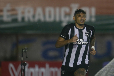Botafogo consegue efeito suspensivo para Tiquinho Soares e Marçal
