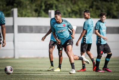 Vasco renova contrato com Barros até o fim de 2026