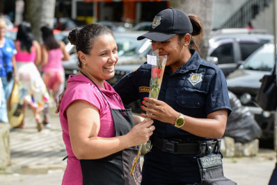 Guarda Municipal de Barra Mansa distribui rosas no Dia da Mulher