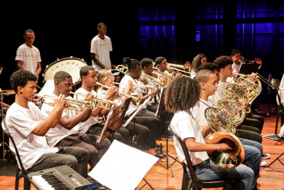 Projeto social ensina música gratuitamente para alunos da rede pública