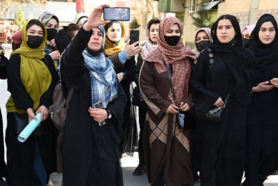 Em negociação com talibãs, delegação dos EUA pede respeito aos direitos das mulheres