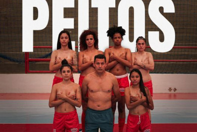 Jogadoras tiram a camisa em protesto contra a falta de apoio