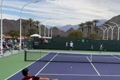 Tenista austríaco treina para o Masters 1000 de Indian Wells com camisa do Flamengo de Filipe Luís