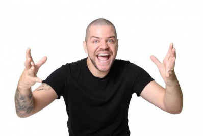 Comediante Victor Sarro faz show no Teatro Municipal de São Gonçalo