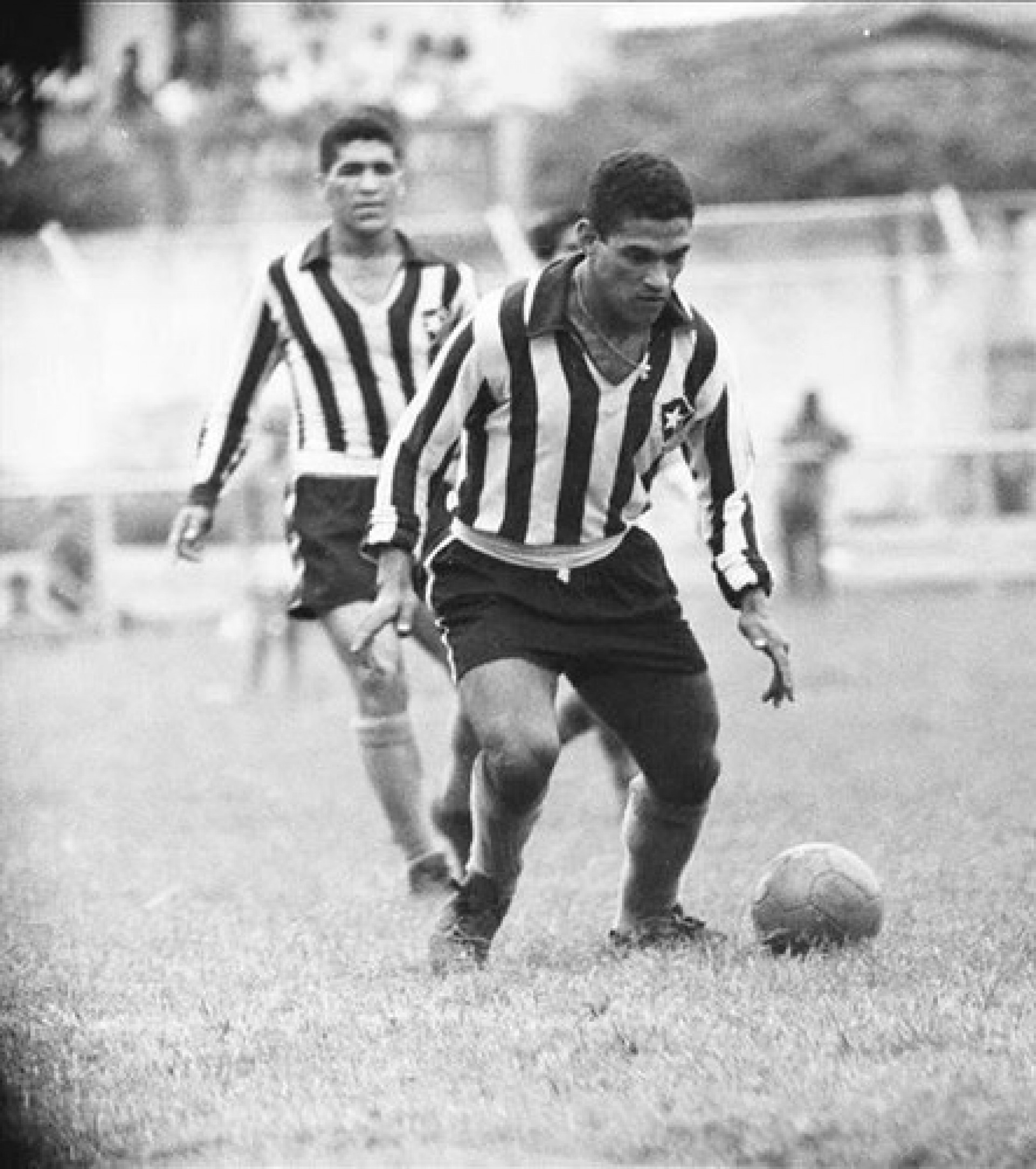 Man&eacute; Garrincha escreveu seu nome na Hist&oacute;ria do futebol com pernas tortas e dribles desconcertantes