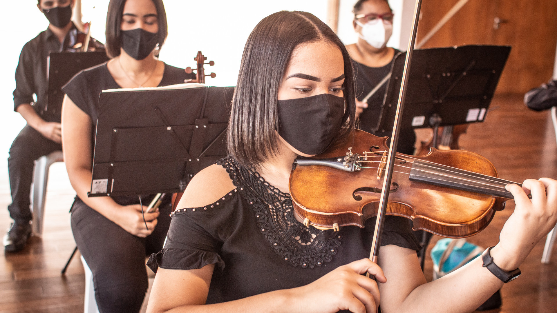 Stephanie Costa, com a orquestra, já  se apresentou na Espanha e em Portugal, no fim do ano passado - Rafael Ribeiro/Instituto Brasileiro de Música e Educação