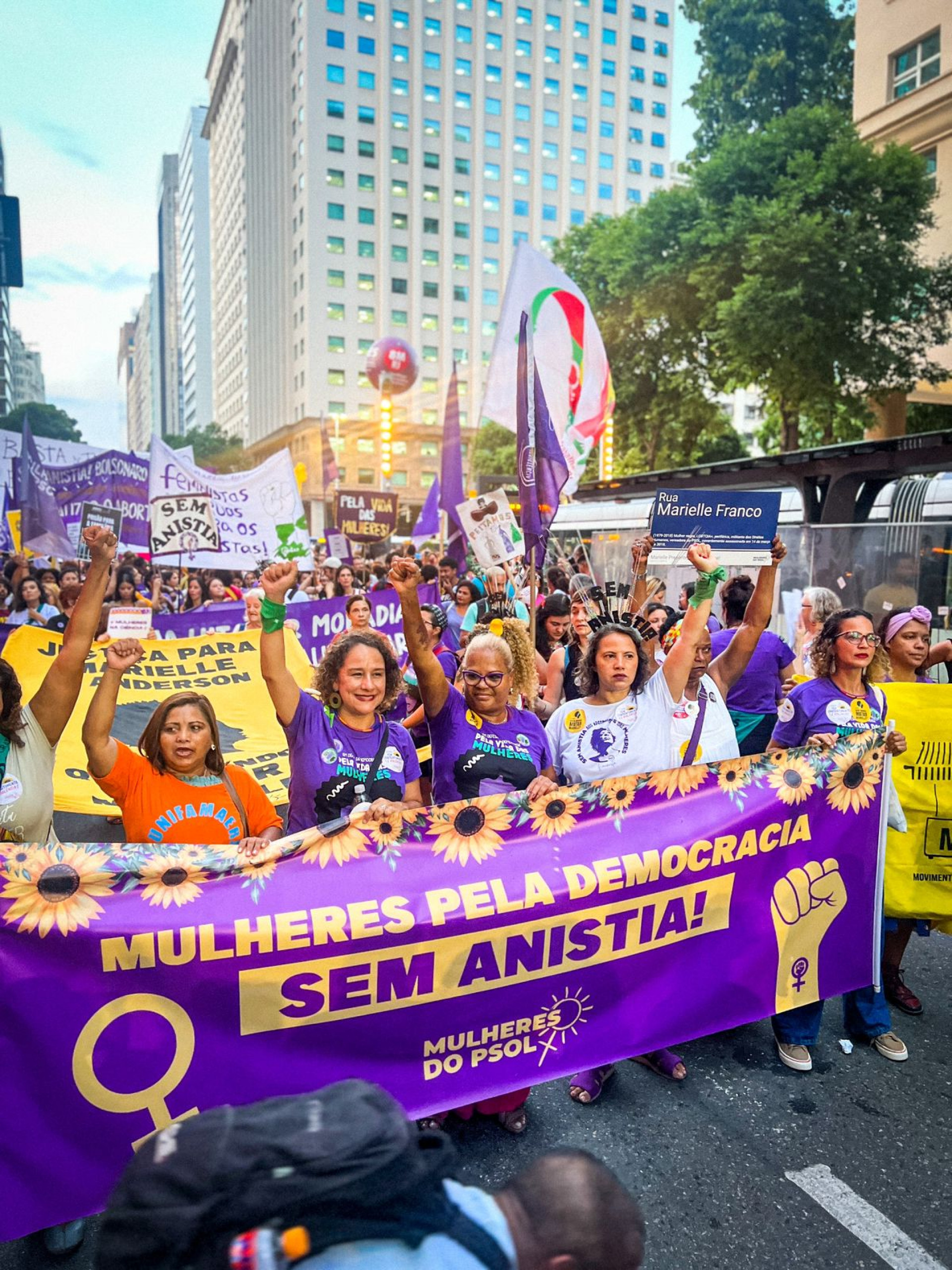 Mulheres de diversas faixas etÃ¡rias se reuniram na CinelÃ¢ndia para fazer reinvindicaÃ§Ãµes e comemorar o dia 8 de marÃ§o   - ReproduÃ§Ã£o/Redes Sociais