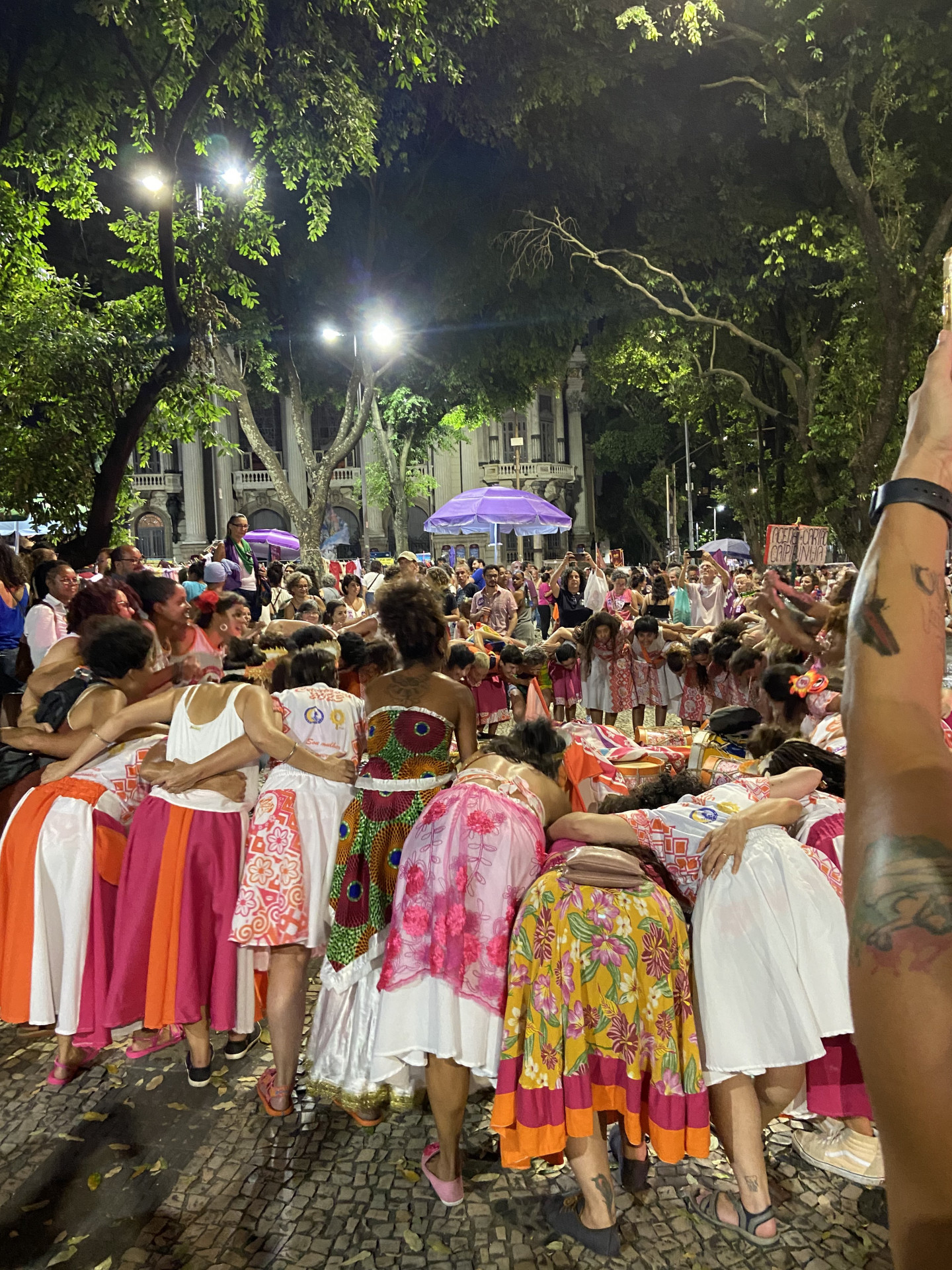 Mulheres de diversas faixas etárias se reuniram na Cinelândia para fazer reinvindicações e comemorar o dia 8 de março   - Reprodução/Redes Sociais