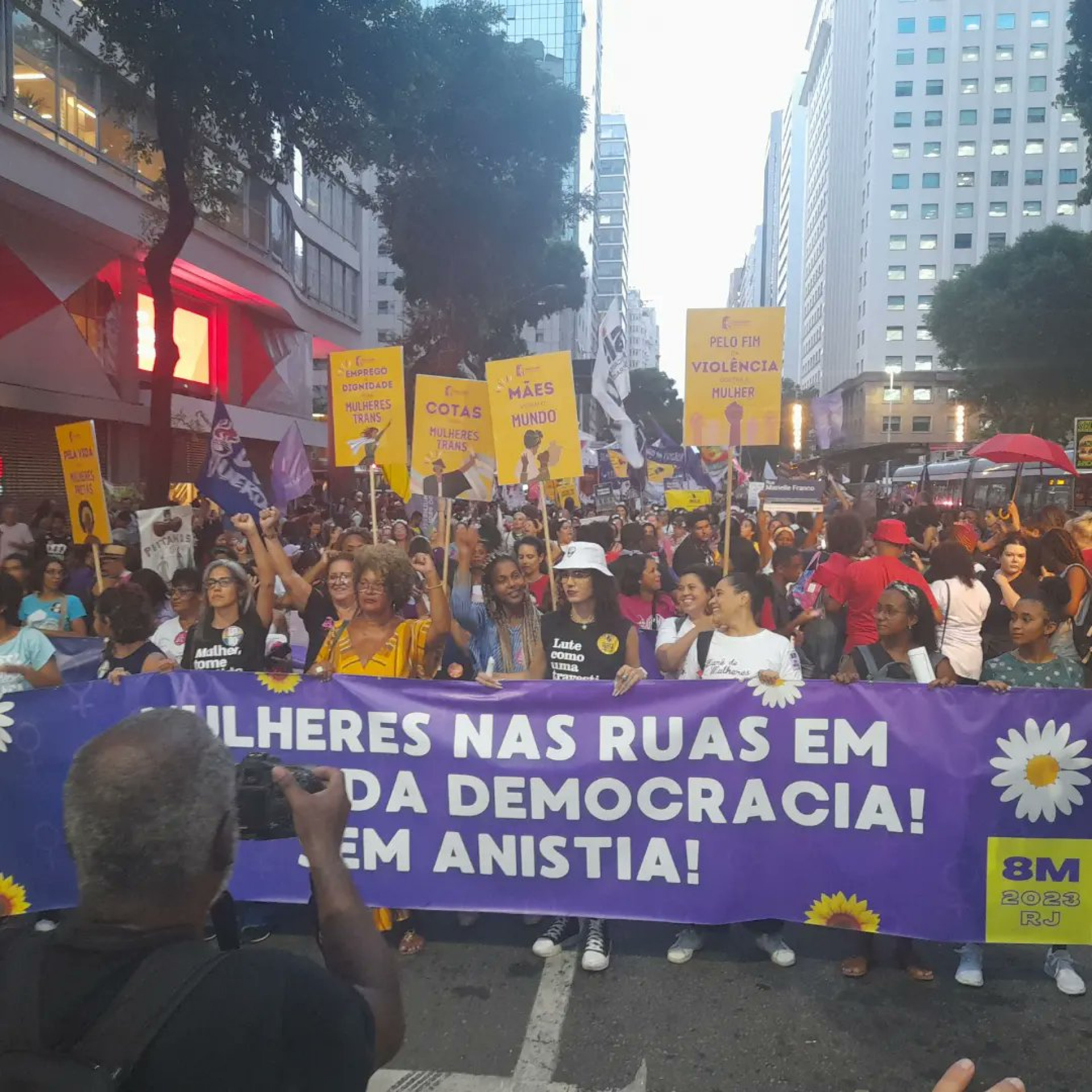 Mulheres de diversas faixas etárias se reuniram na Cinelândia para fazer reinvindicações e comemorar o dia 8 de março   - Reprodução/Redes Sociais