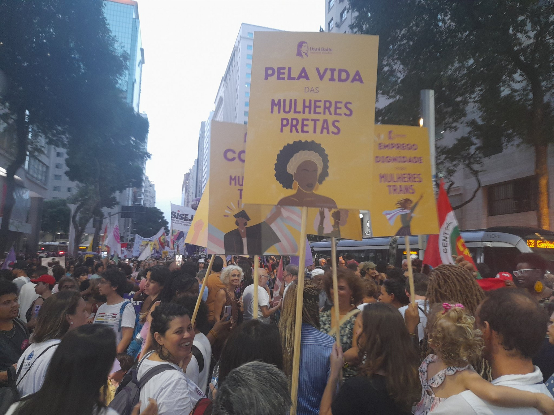 Mulheres de diversas faixas etárias se reuniram na Cinelândia para fazer reinvindicações e comemorar o dia 8 de março   - Reprodução/Redes Sociais