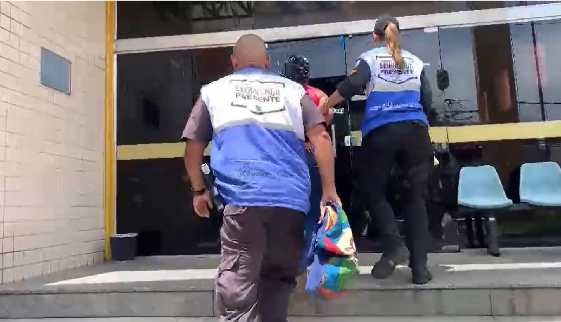 A mulher presa pelos agentes do Seguran&ccedil;a Presente de Nil&oacute;polis foi conduzida para a 57&ordf; DP - Divulga&ccedil;&atilde;o