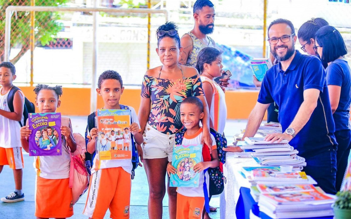 O secret&aacute;rio Denis Macedo destacou que os livros did&aacute;ticos foram feitos exclusivamente para a rede municipal de ensino