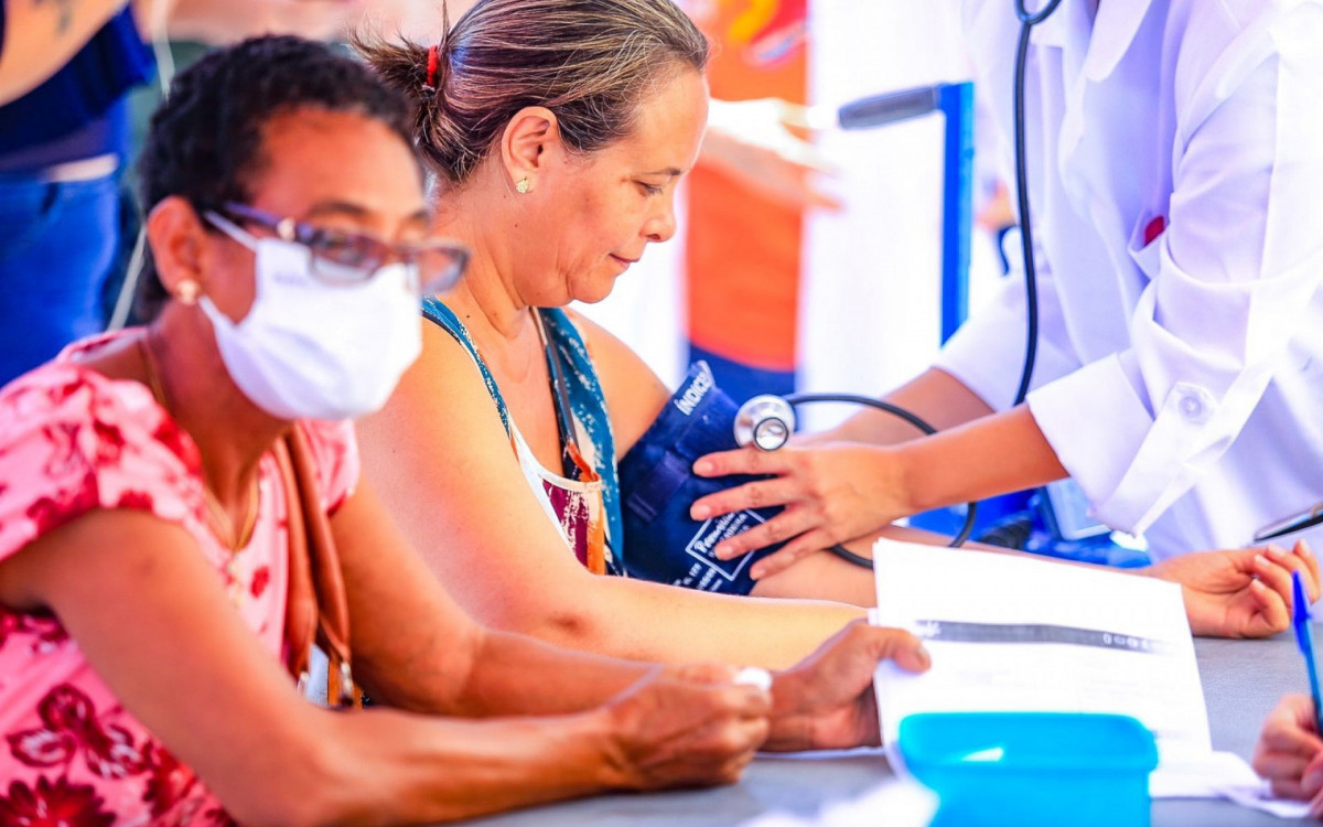 Durante o evento, as pessoas puderam aferir a press&atilde;o arterial e fazer outros exames