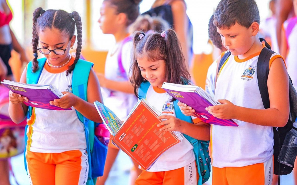 Os alunos de Belford Roxo ficaram encantados com os novos livros que eles utilizar&atilde;o este ano