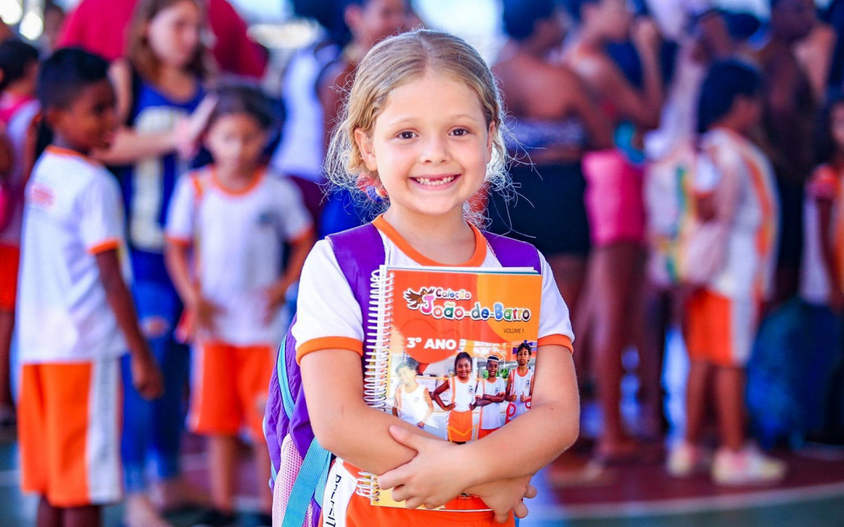 Emanuelly Vit&oacute;ria adorou os novos livros. Ela gosta de ler e pintar