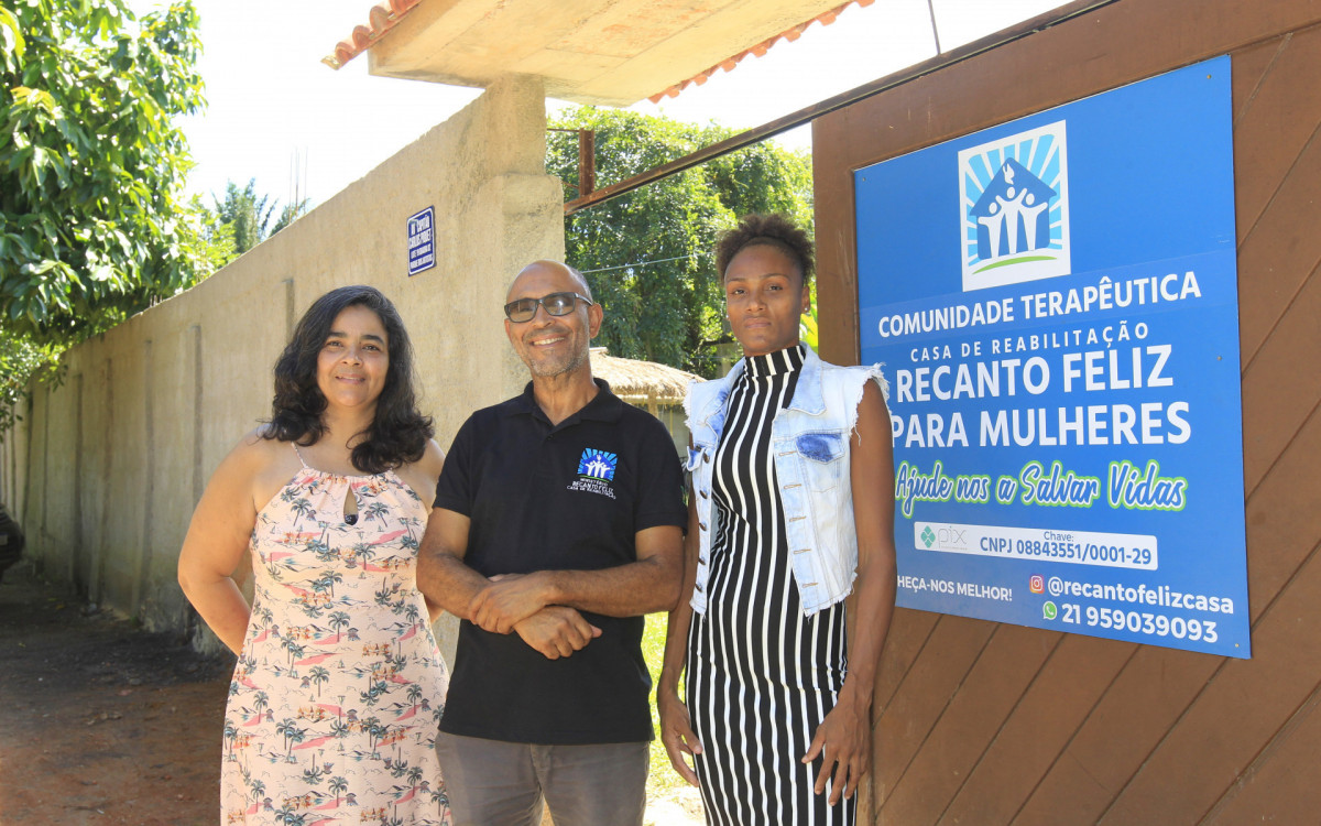 ESPECIAL - Centro de reabilita&ccedil;&atilde;o Recanto Feliz.  Na foto, mission&aacute;rio Ant&ocirc;nio da Silva, ao centro, Val&eacute;ria Cristina Silva Rocha, esquerda e Alice Rodrigues do Nascimento Santana.
