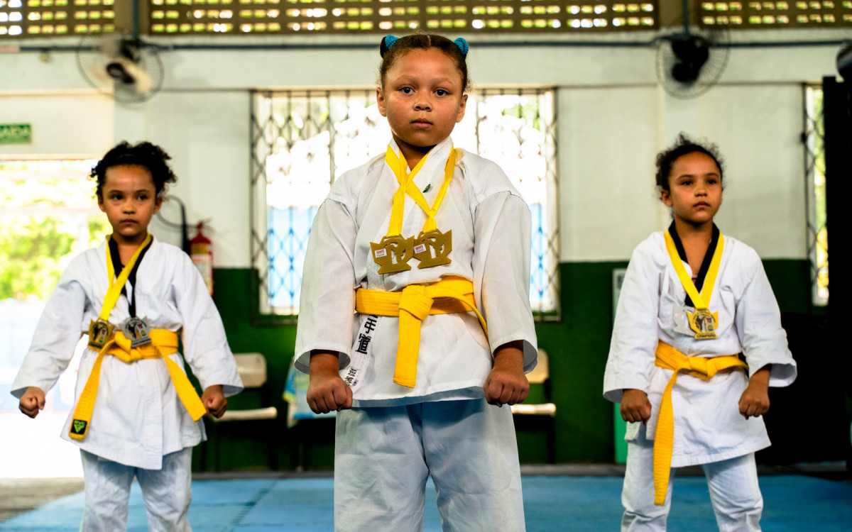 As g&ecirc;meas Lara e Mait&ecirc; Oliveira, 7, s&atilde;o faixa amarela e conquistaram medalhas de ouro e prata na categoria de 6 a 7 anos em ambas modalidades