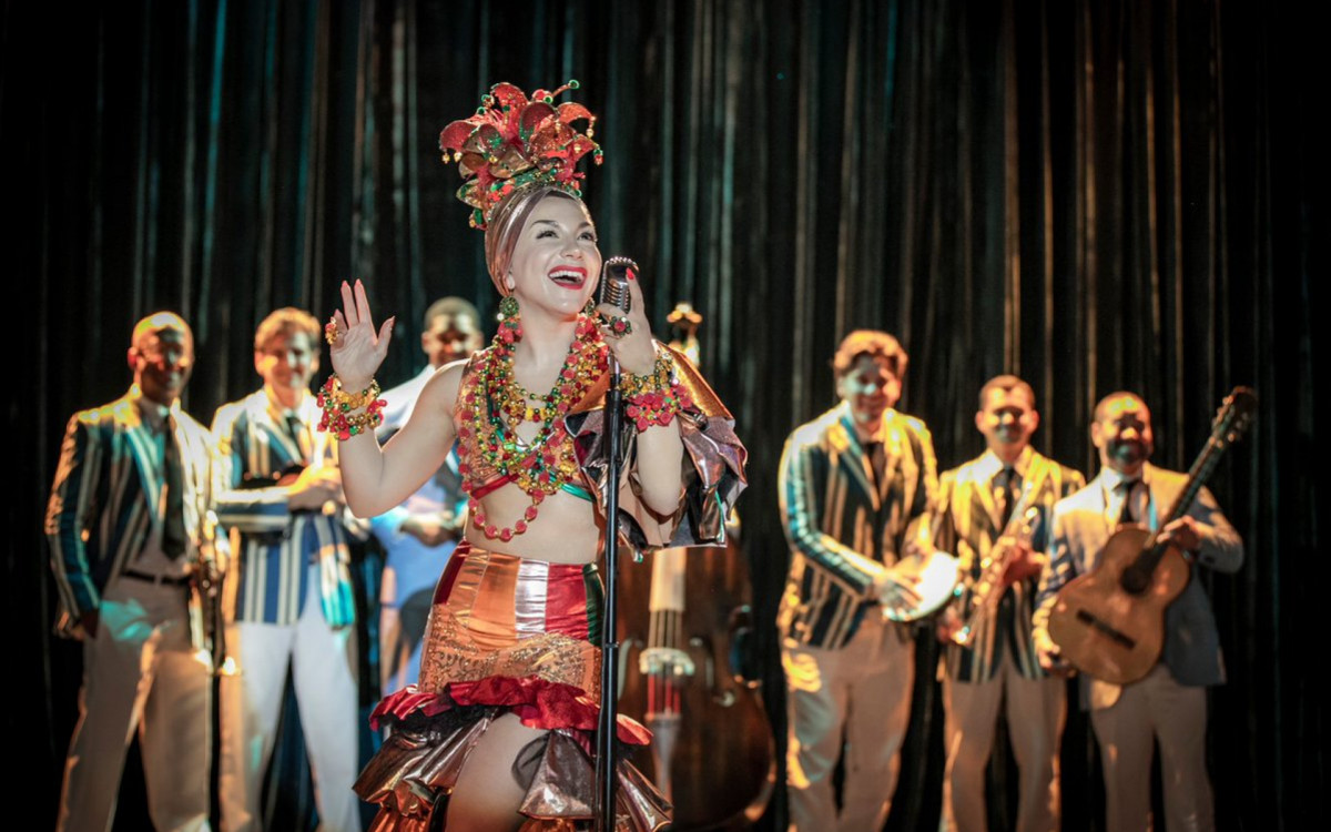 Priscilla Alc&acirc;ntara interpreta Carmem Miranda no primeiro cap&iacute;tulo de 'Amor Perfeito'