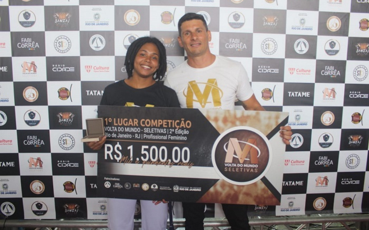 Kitana, campeã do profissional feminino, ao lado do diretor-executivo Saverio Scarpati