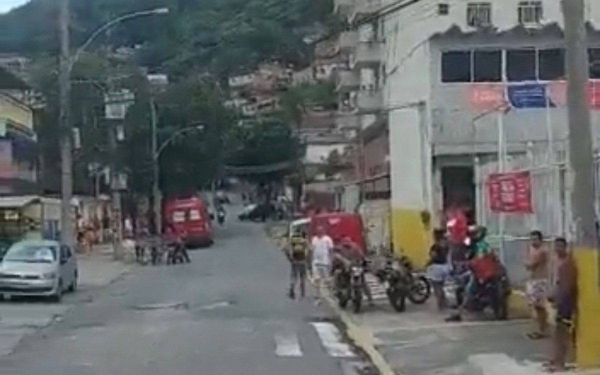 Corpo da vítima estava coberto na Rua Comendador Pinto, em Campinho