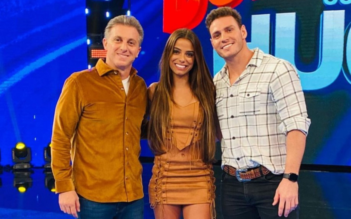 Key Alves e Gustavo Benedito posam juntos na grava&ccedil;&atilde;o do 'Doming&atilde;o', com Luciano Huck