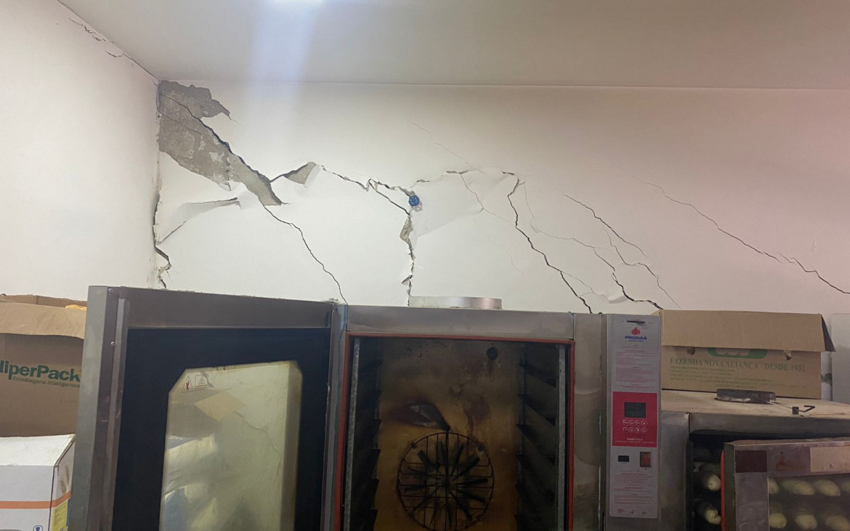 Im&oacute;vel de dois andares apresenta s&eacute;rios comprometimentos na estrutura e profundas rachaduras nas paredes