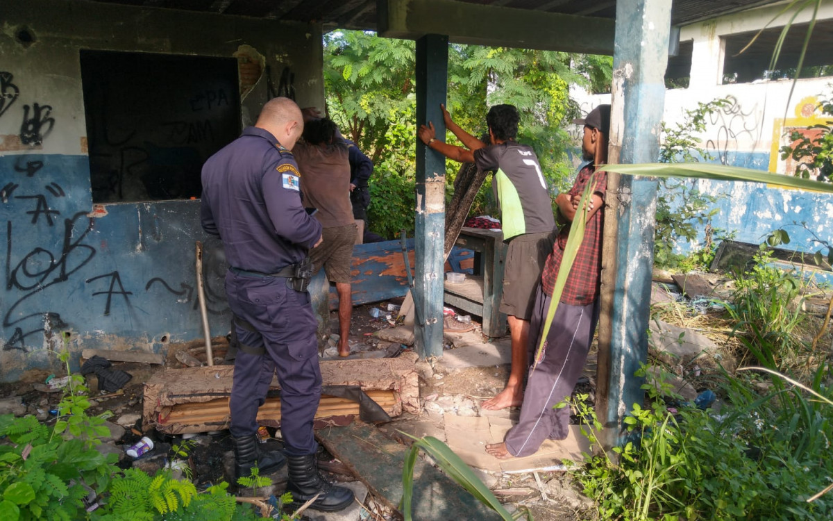 Tr&ecirc;s suspeitos foram detidos em galp&atilde;o abandonado, com o material furtado