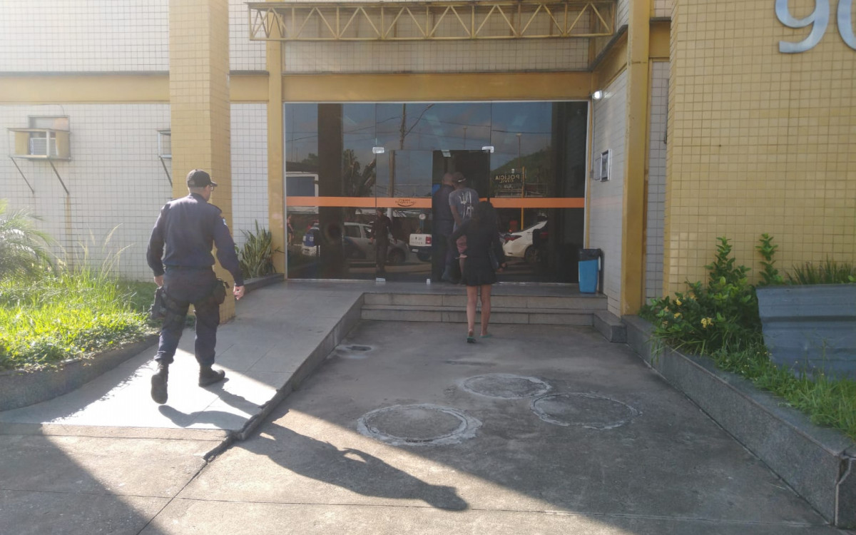 Os tr&ecirc;s suspeitos foram encaminhados para a 90a DP, onde a ocorr&ecirc;ncia foi registrada