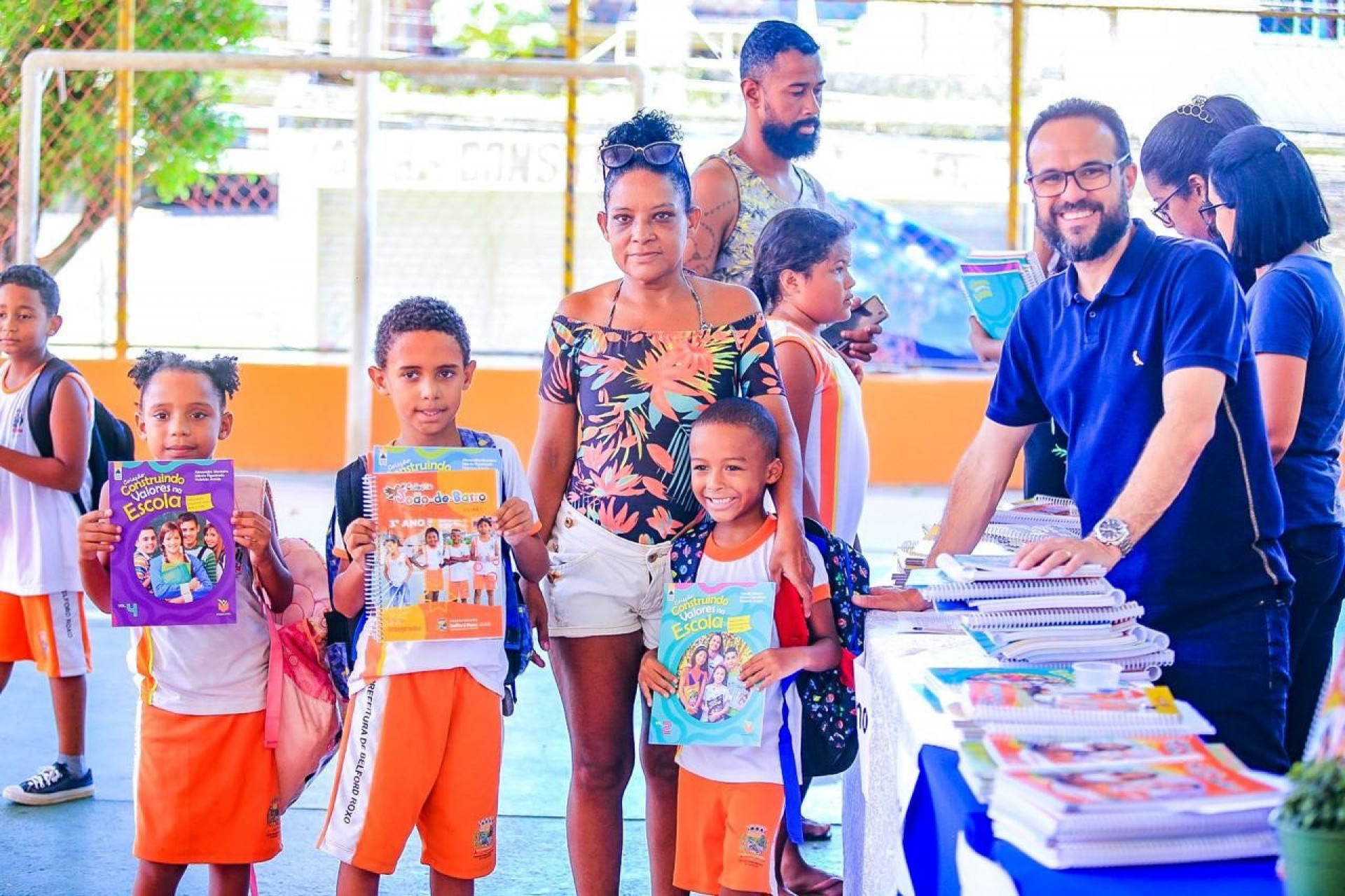 O secret&aacute;rio Denis Macedo destacou que os livros did&aacute;ticos foram feitos exclusivamente para a rede municipal de ensino - Rafael Barreto / PMBR