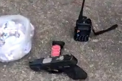 Trio é preso com arma e drogas na Vila Tiradentes, em Meriti
