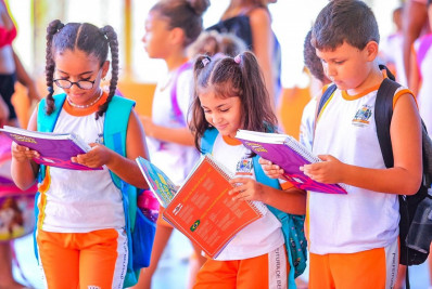 Estudantes da rede municipal de Belford Roxo recebem novos livros