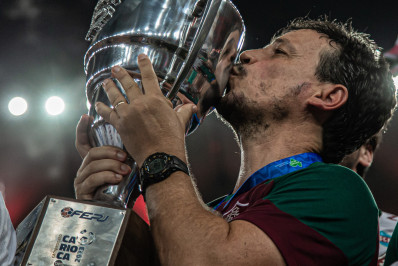 Diniz celebra primeiro título pelo Fluminense: 'Consequência de um trabalho bem feito'
