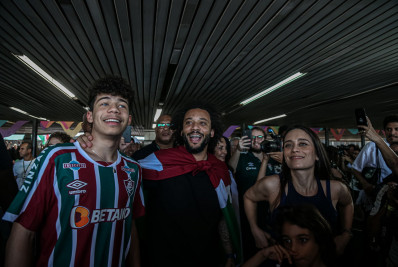 Marcelo desembarca no Rio e é recebido com festa da torcida do Fluminense