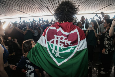 Marcelo desembarca no Rio e é recebido com festa da torcida do Fluminense