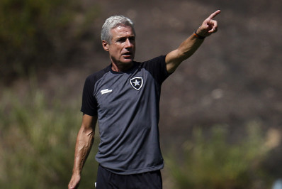 Torcida do Botafogo picha muro da sede com xingamento a Castro e cobranças